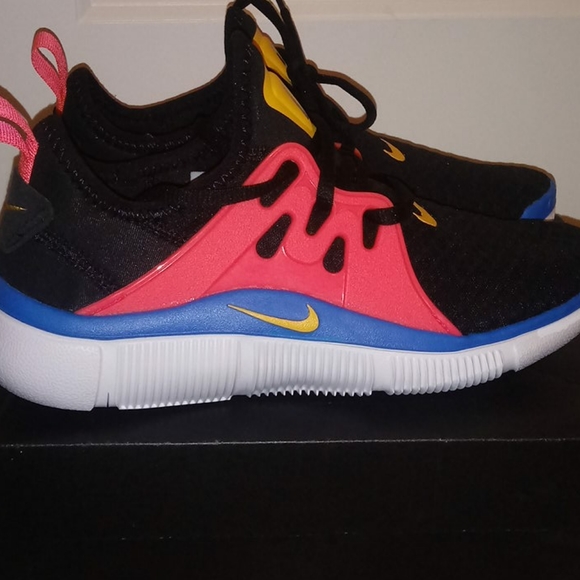 Nike - Picture 2 of 5